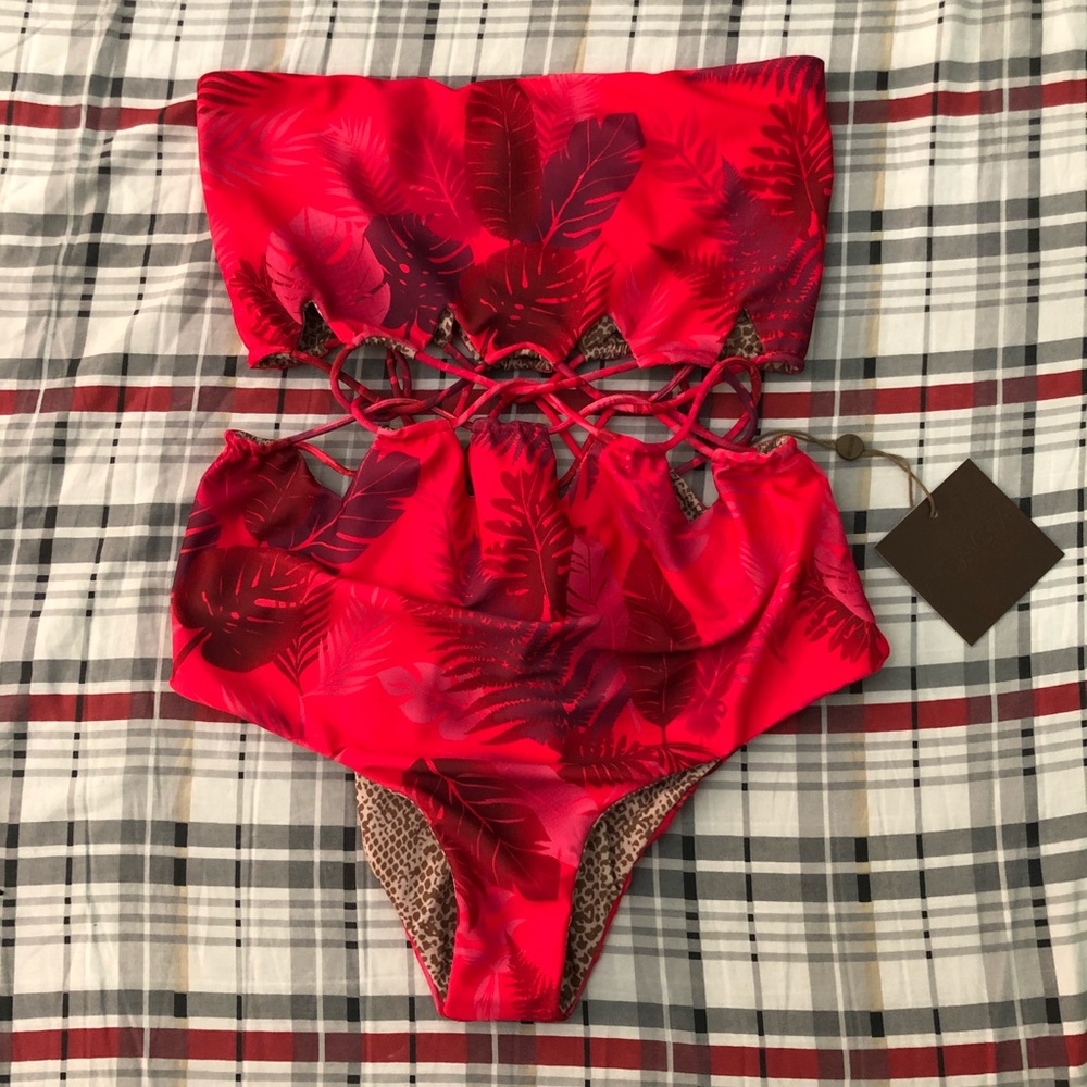 BNWT Large Acacia Mundaka in Psychadelic Leaf